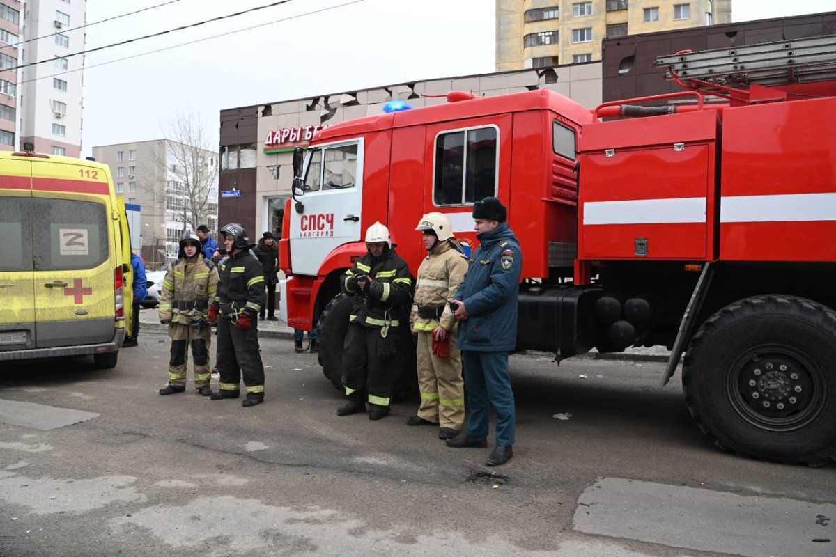    Оперативные службы на месте сбора после ракетного удара в Белгороде.