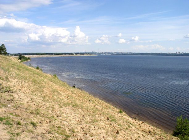 Приплотинный плёс водохранилища. Вид на акваторию, берегоукрепление и г. Чебоксары на противоположной стороне с высокого берега у пос. Сосновка (Чебоксарский р-н Чувашии). 07.08.2006.