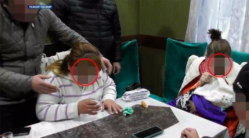 Задержанные при попытке продать ребенка. Кадр из видео СГБ