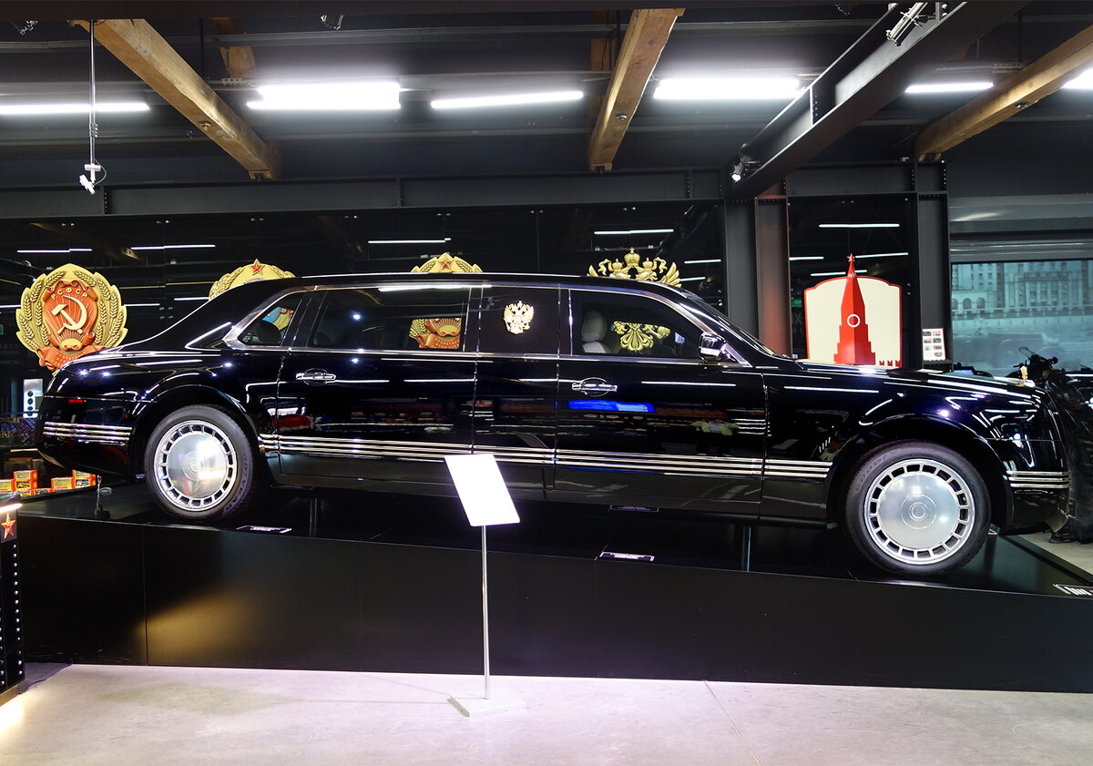 Президентский лимузин длиной почти семь метров отличается строгим дизайном и исключительной системой безопасности. ВДНХ. Москва. Все фото автора.