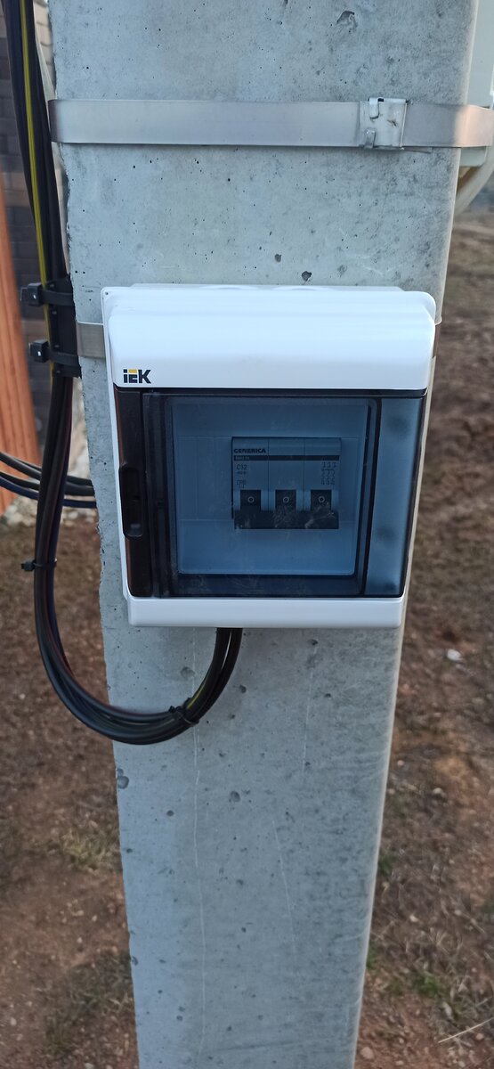 Щиток за 45000 рублей, столб уже стоял, с другой стороны щиток у соседа.