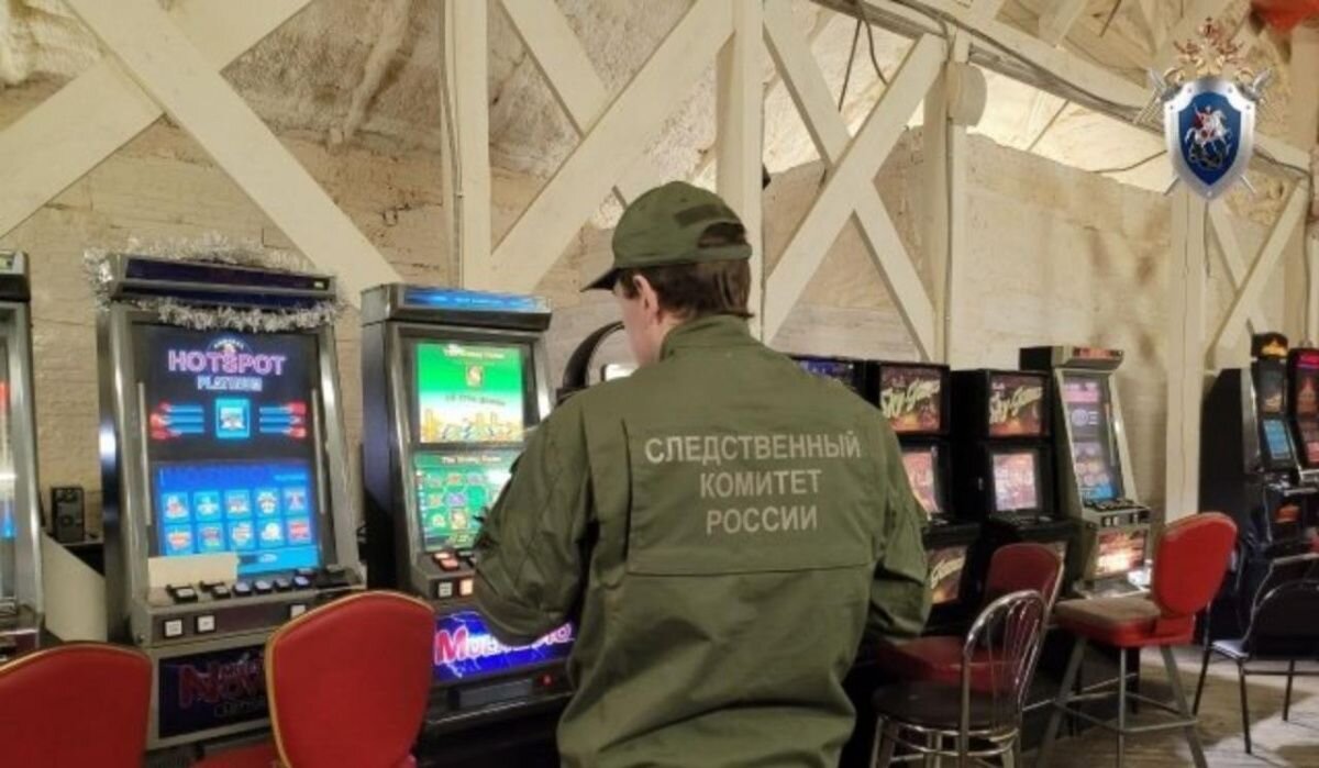     Сотрудники следственного комитета в подпольном игровом клубе. Источник: nn.aif.ru Автор фото: Пресс-служба СУ СКР по Нижегородской области