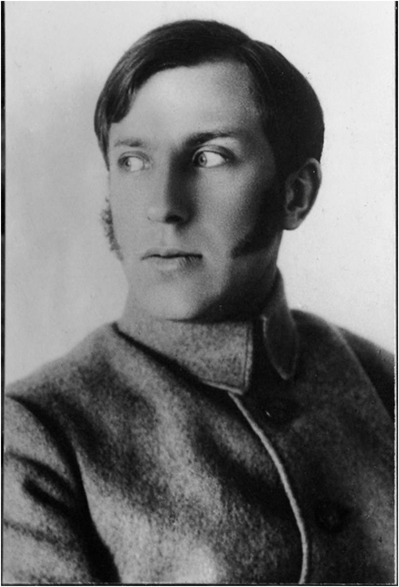 Путна Витовт Казимирович (12.04.1893-12.06.1937 гг.) родился в Виленской губернии в крестьянской семье, литовец. Участник Первой мировой (прапорщик) и Гражданской (нач.27-й Омской стр.дивизии) войн. В 1924-25 годы военный советник в Китае. В армии Фен Юйсяна. Активный сторонник Л.Д.Троцкого. С 1927 г.военный атташе в Японии, Финляндии, Германии. В 1932-34 гг.командующий Приморской группой войск ОКДВА. С 1934 года военный атташе в Англии. Награжден тремя орденами Красного Знамени (1919, 1920, 1921), орденом Трудового Красного Знамени Белорусской ССР (1932). Арестован 20.8.36г. Расстрелян 12.6.1937 г.Реабилитирован в 1957 году.