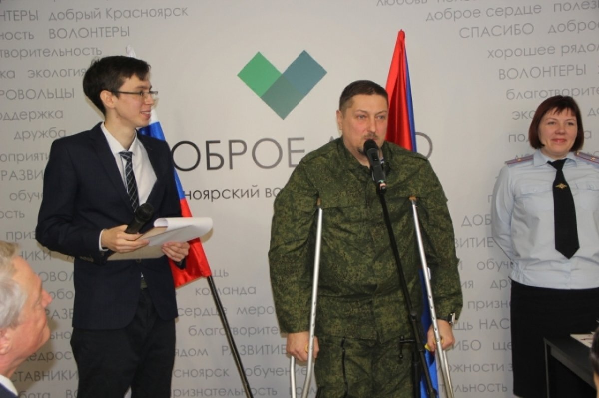    Боец СВО «Портос» вручил паспорта отличившимся красноярским школьникам