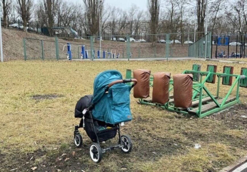 В этой коляске был ребёнок. Погиб он и его мама.