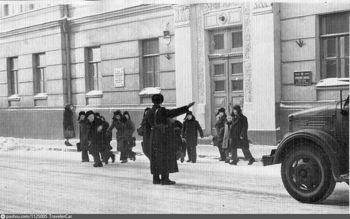 Улица Станиславского, 19/2 (Леонтьевский переулок). Средняя школа № 131, позже - № 31, 1955
– 1957 год. Сейчас там школа № 1520 имени Капцовых.