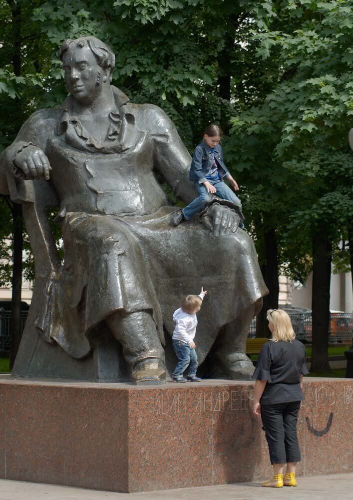 Памятник Крылову на Патриарших прудах. Из архива Московских историй.