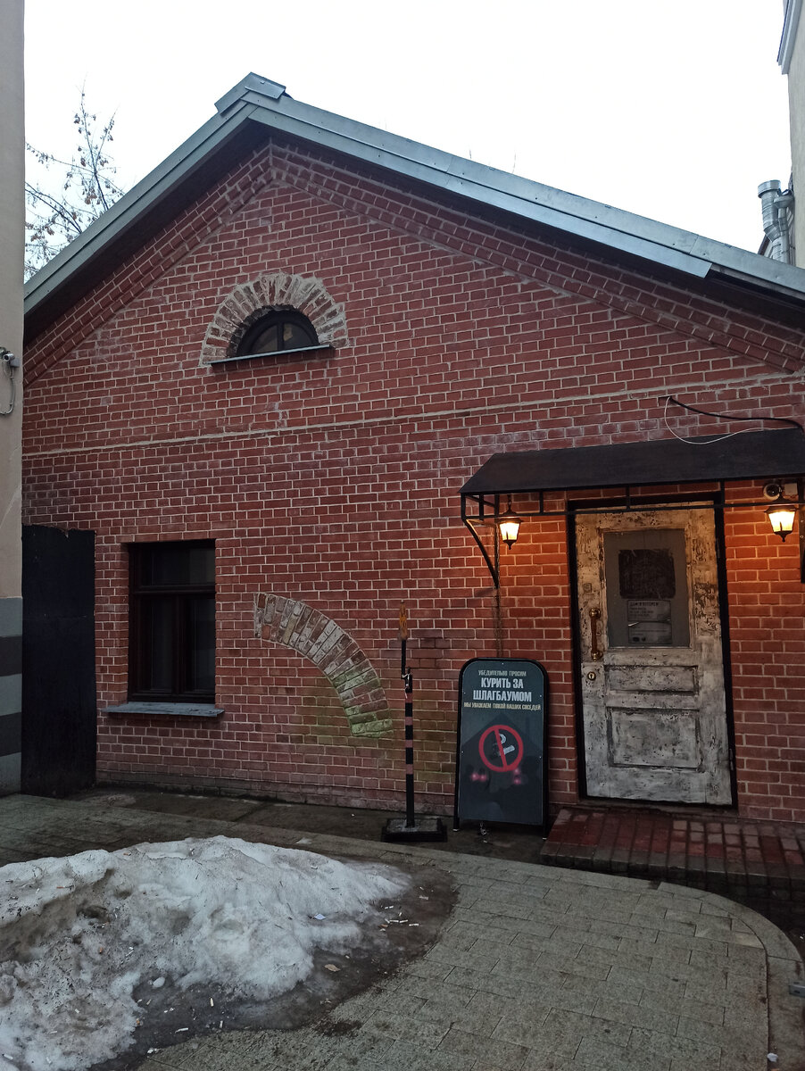 Веранда в современном стиле. Интерьер входа в дом. Дом без входа. Онтарио (калифорния) крыльцо. Терраса к дому в современном стиле.