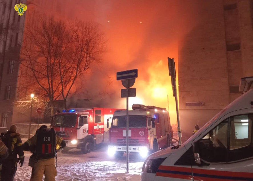 Пожары на открытом пространстве. 2 пожарная часть томск. Тушение пожара пожарной машиной. Тушение административных зданий. Тушение пожара в здании.