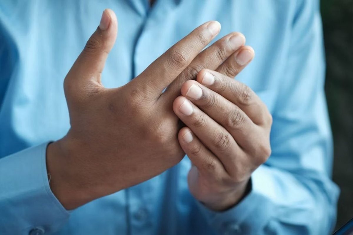 Врач-невролог Анастасия Фролова: покалывание в пальцах правой и левой руки может указывать на диабет или дефицит витамина В12.