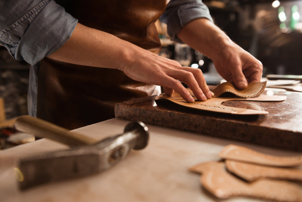 <a href="https://ru.freepik.com/free-photo/close-up-of-a-cobbler-working-with-leather_7573233.htm#page=2&query=%D0%A1%D0%B0%D0%BF%D0%BE%D0%B6%D0%BD%D0%B8%D0%BA&position=39&from_view=search&track=sph&uuid=7986102f-da18-4fc5-9ab1-30130e4bbbe8">Изображение от drobotdean</a> на Freepik