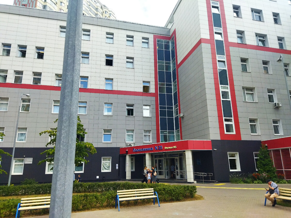 Фото пока ещё работающей поликлиники в Некрасовке