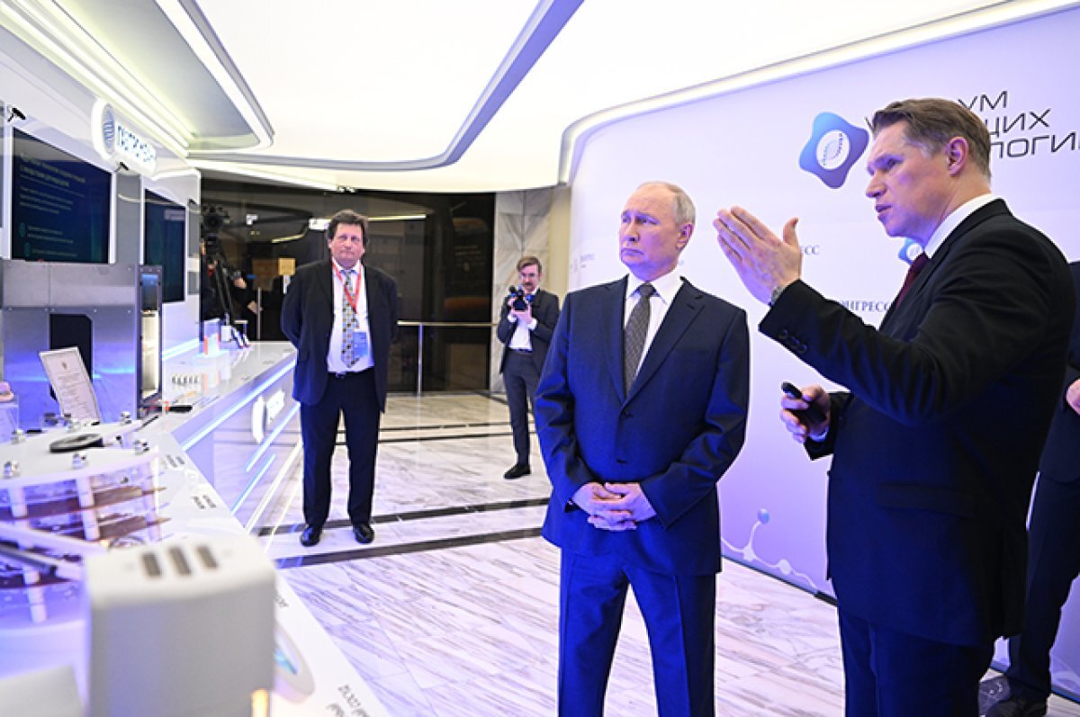    Владимир Путин и Михаил Мурашко на Форуме будущих технологий.