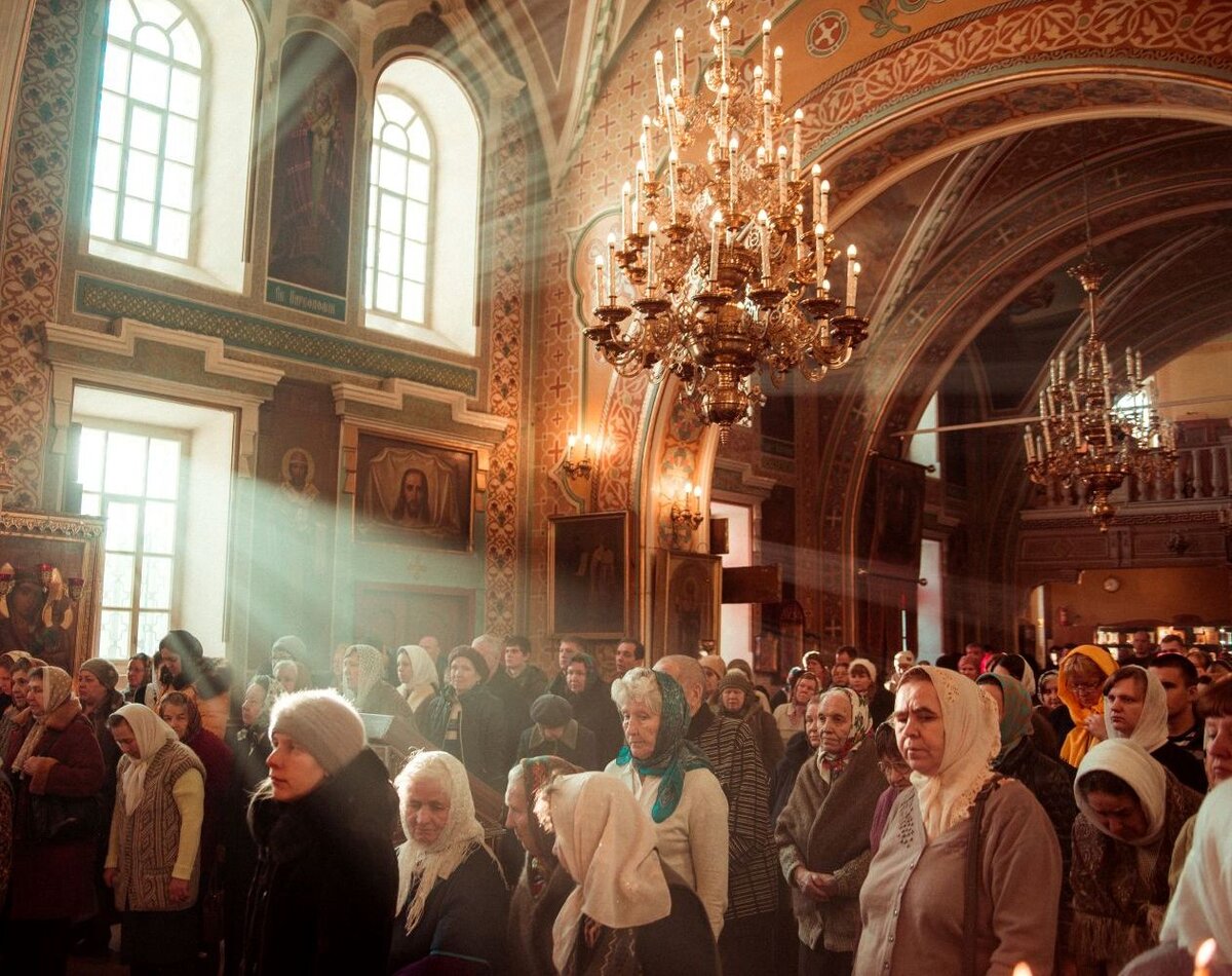 Песня сходите в храм помолитесь. Люди в церкви. Православный храм. Прихожане в храме. Верующие в храме.