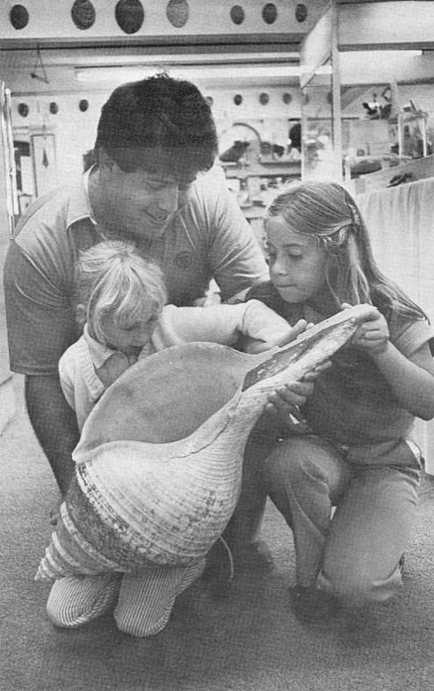 Фото с сайта Deep Sea News -  Раковина размер которой оценивался в 91см https://deepseanews.com/2014/05/sleuthing-the-largest-snail/