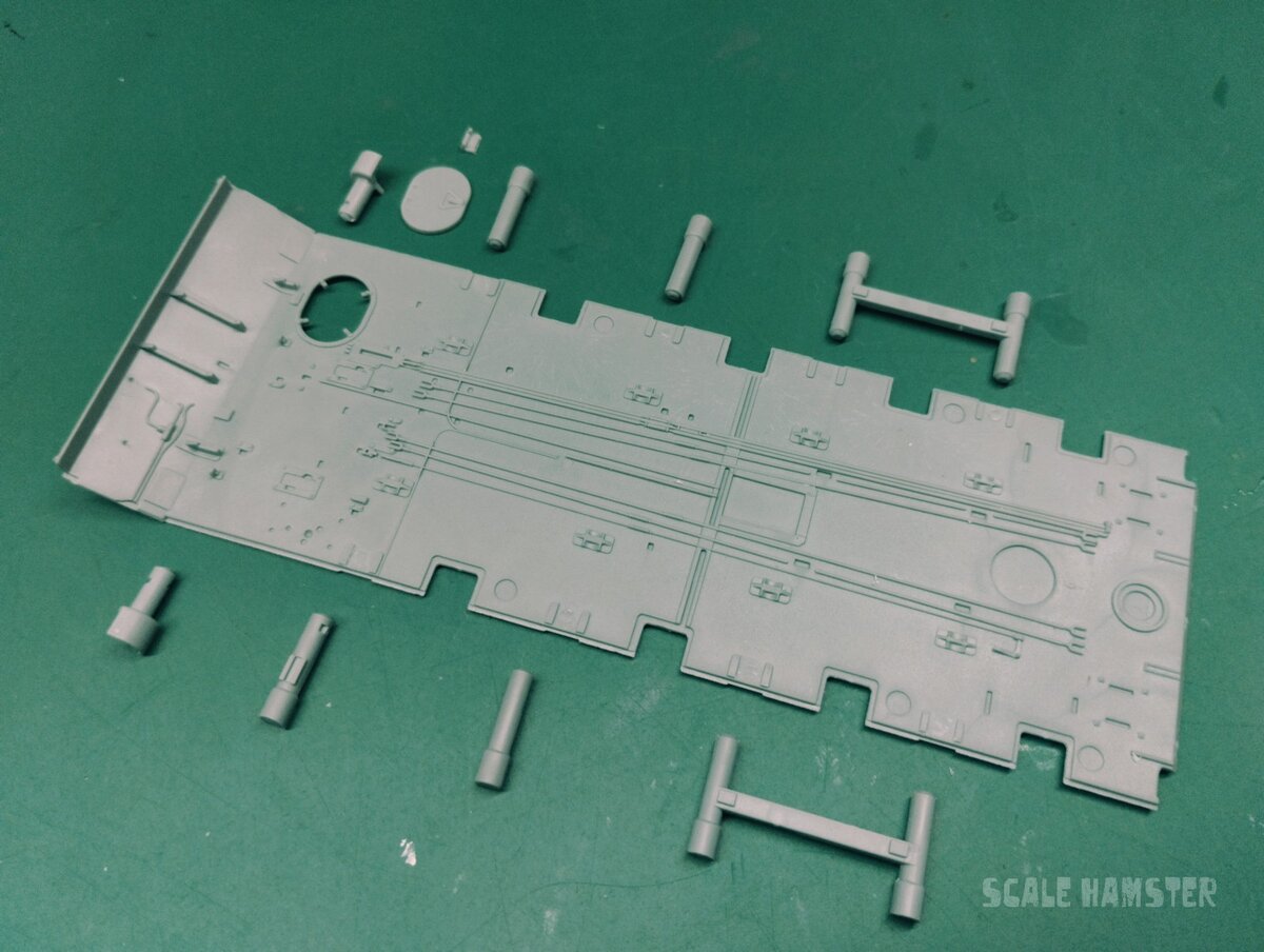 Несколько простых элементов занимают место на донышке.