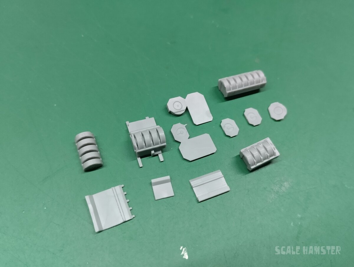 Полки с дисками для пулемета. Удивительно, что диски не отдеьными деталями - пустые полки уже так просто не сделать.