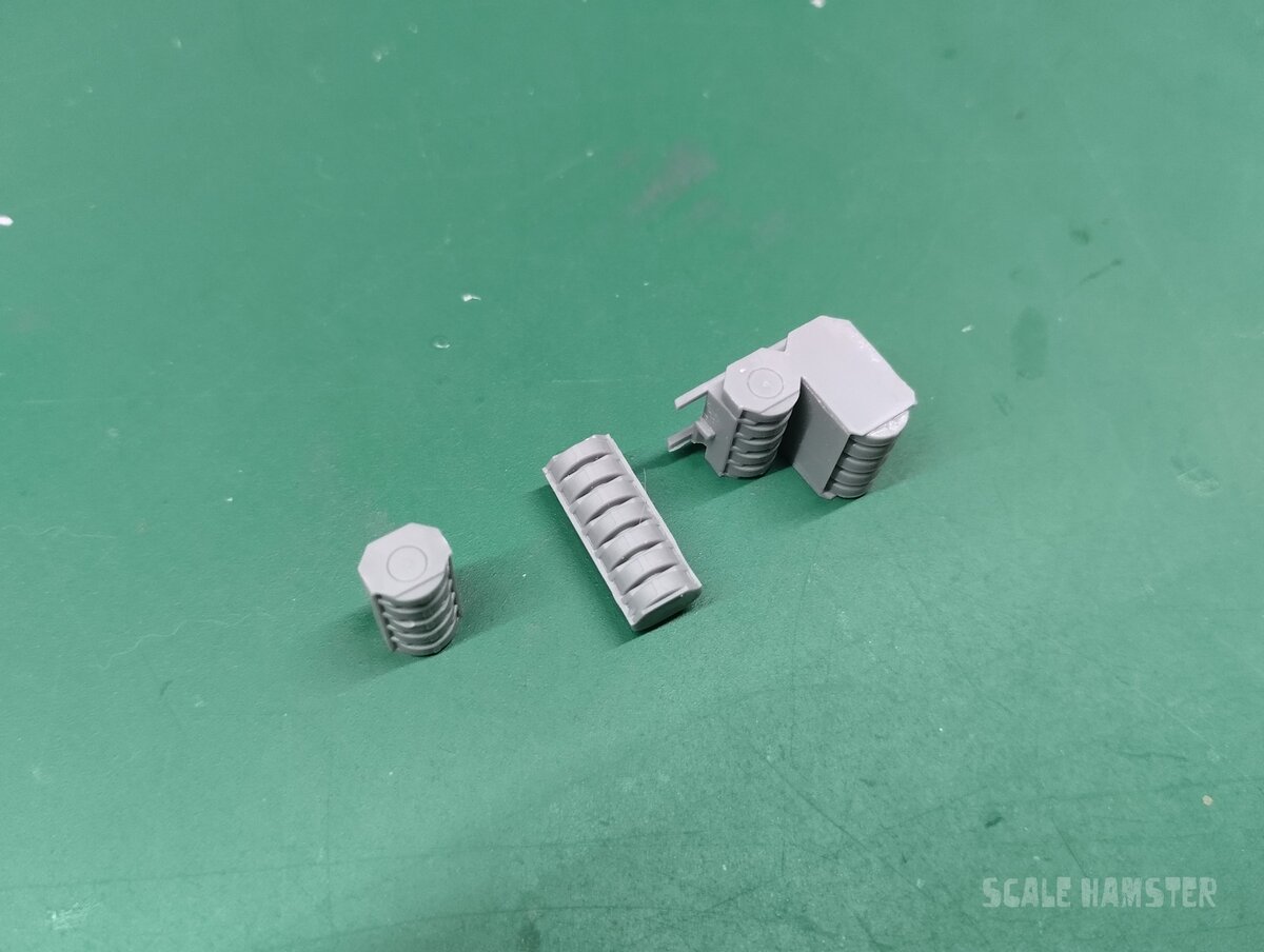 Большая - перед стрелком, одна около мехвода и другая бужет размещена на стене.