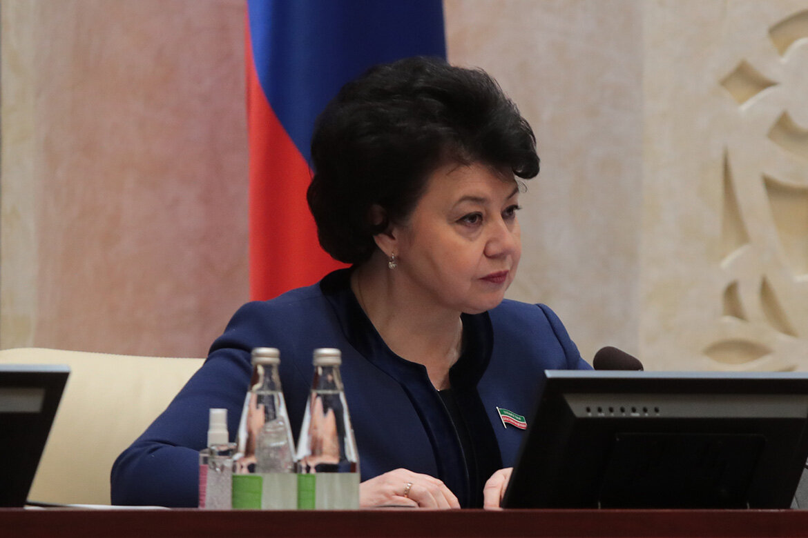 До начала обсуждения повестки секретарь Госсовета РТ Лилия Маврина попросила первым рассмотреть вопрос о досрочном прекращении депутатских полномочий Александра Тыгина. Фото: © Рамиль Гали / «Татар-информ»