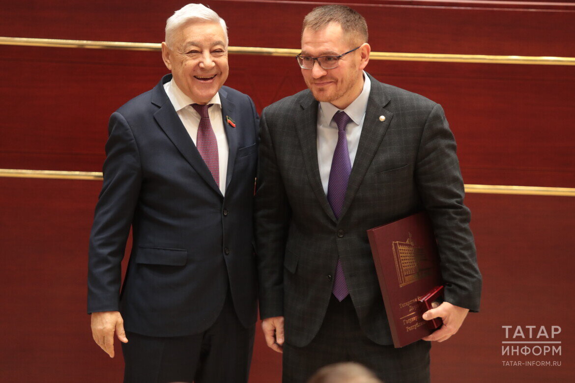 ​Фарид Мухаметшин назвал Тыгина «высокопрофессиональным, компетентным, инициативным председателем комитета» и вручил благодарственное письмо Председателя Государственного Совета Татарстана. Фото: © Рамиль Гали / «Татар-информ»