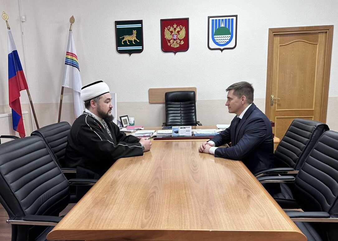 Имам-мухтасиб Мурсаль-хаджи Гиндуллин и мэр Биробиджана Максим Анатольевич Семенов 