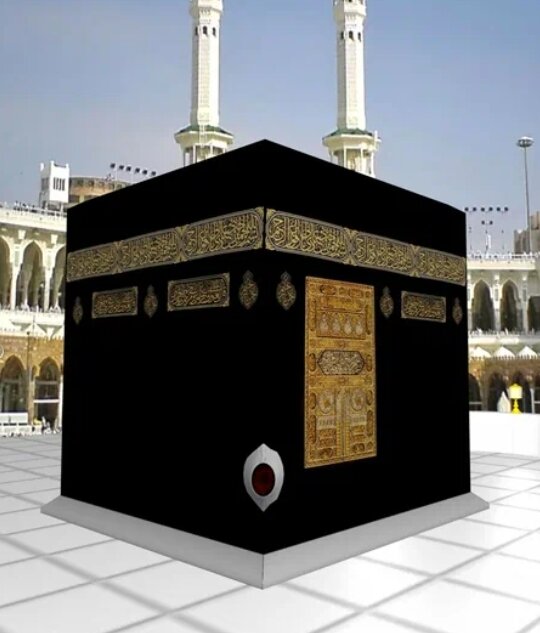 Кааба, светлый овал с темным центром - Черный камень. Фото взято из открытых источников