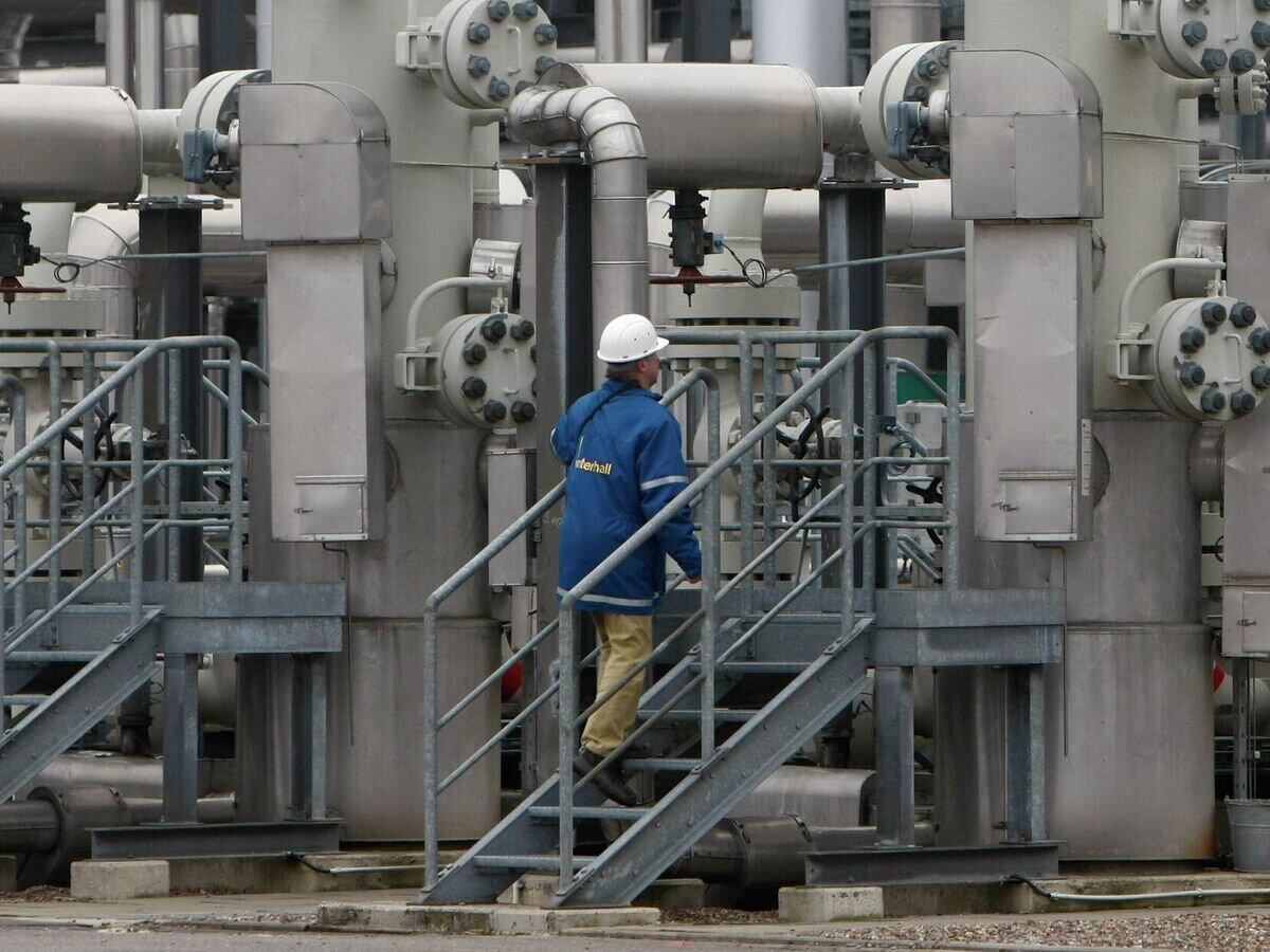    Рабочий на газовом хранилище в Редене, Германия© AP Photo / Joerg Sarbach