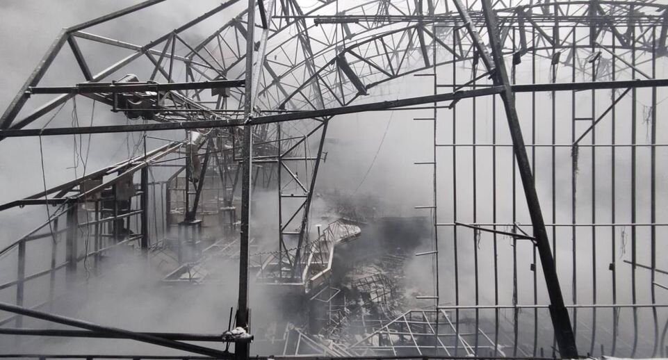 разрушенные старинные здания. разрушенный жилой дом. разрушенное здание. развалины здания. разрушенный жилой дом.