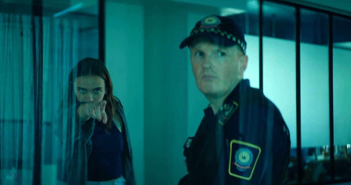 Скриншот из сериала "Выхода нет" ("No Escape").