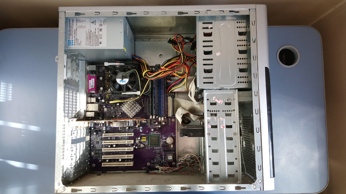 Н. Лев николаевич толстой котенок. Вась, принеси колбасу из холодильника - афигеть доверие. Вася принес. Наглые коты с надписями.