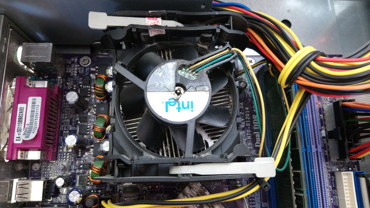 Узнаваемый кулер 478-го сокета.