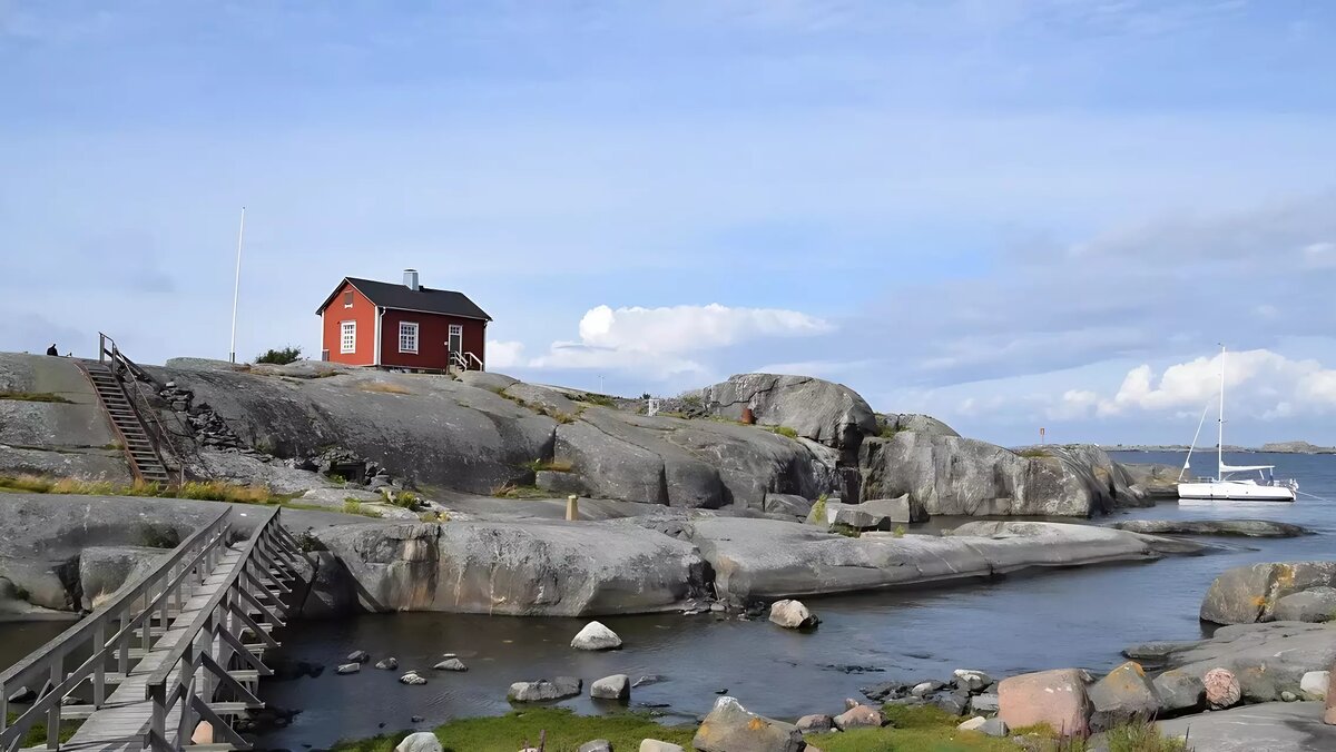     Российские владельцы финской недвижимости потеряли более трети стоимости своих домов и квартир за 2023 год. Такая ситуация сложилась по всей стране. На востоке цены упали еще больше — на 40%. Россияне пытаются спасти свои деньги кто как может, но это оказалось делом совсем нелегким.