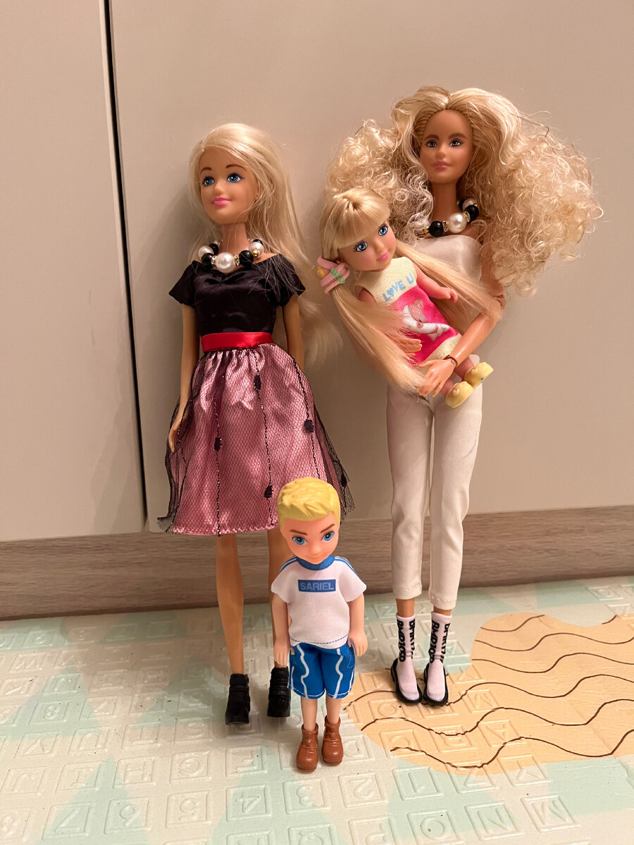 Семья в сборе: мама Карен, дочки Натали и Туви, сын Матиас