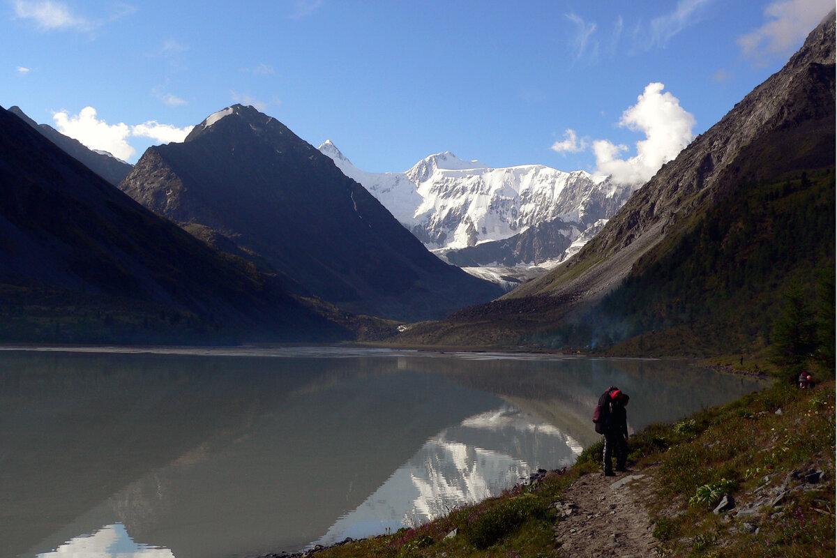 Алтай. Аккемское озеро. На заднем плане гора Белуха