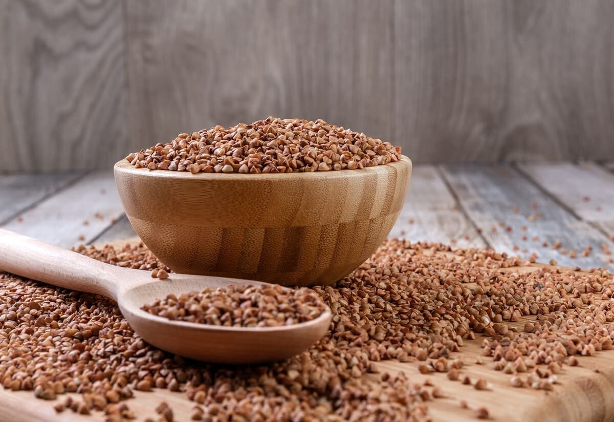 Как варить зеленую гречку на воде. Зеленая гречка вареная. Зеленая гречка вареная. Зеленая гречка гарнир. Крупы для проростков.