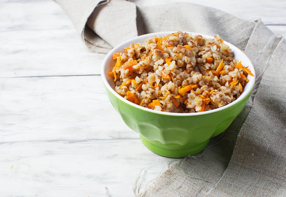 Варка гречки. Смузи с пророщенной зеленой гречки. Гречка зелёная. Рассыпчатая гречка. Гречка рассыпчатая рецепт.