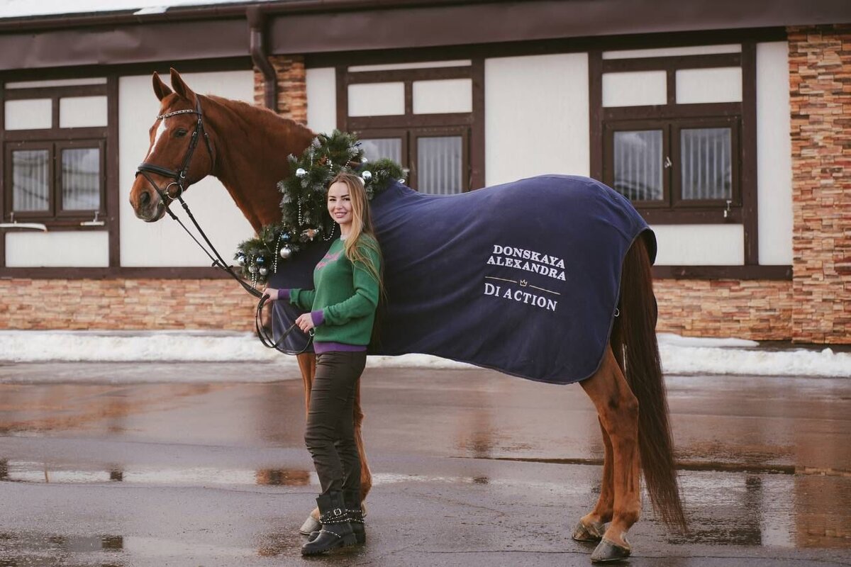 Мастер спорта, судья второй категории, победитель и призёр всероссийских и международных соревнований, действующий спортсмен, тренер-берейтор по выездке - всё это Александра Донская!