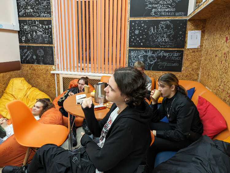 Комната для 2 подростков икеа. Детская комната для двоих разнополых икеа. Маленькая детская комната. Планировка маленькой комнаты. Подростковое пространство.