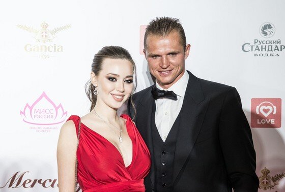    Футболист Дмитрий Тарасов с супругой Анастасией