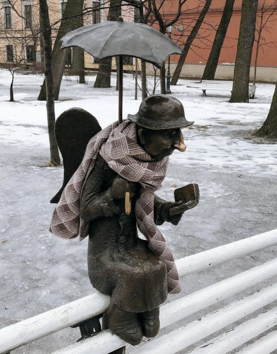 Задумчиво читает книжку