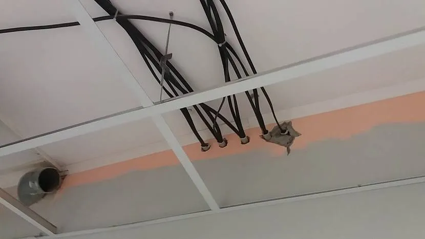 Какой кабель использовать в частном доме. Монтаж электрики в деревянном доме. Схема разводки электропроводки в щитке. Сечение медного провода для домашней проводки розеток. Ввод в эл.