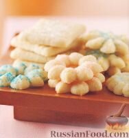 Рецепт нежного песочного печенья из простых продуктов.