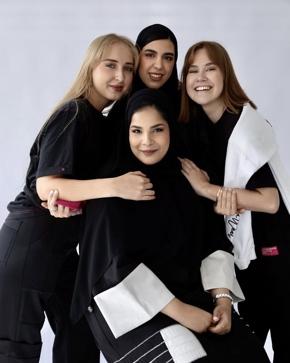 Кристина, Ханан, Ангелина, Мажда (по часовой стрелке)