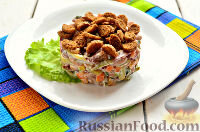 Предлагаем вам приготовить простой "пивной" салат, то есть салат, очень подходящий в качестве закуски к пиву. Это салат с колбасой, маринованными огурчиками и сухариками.