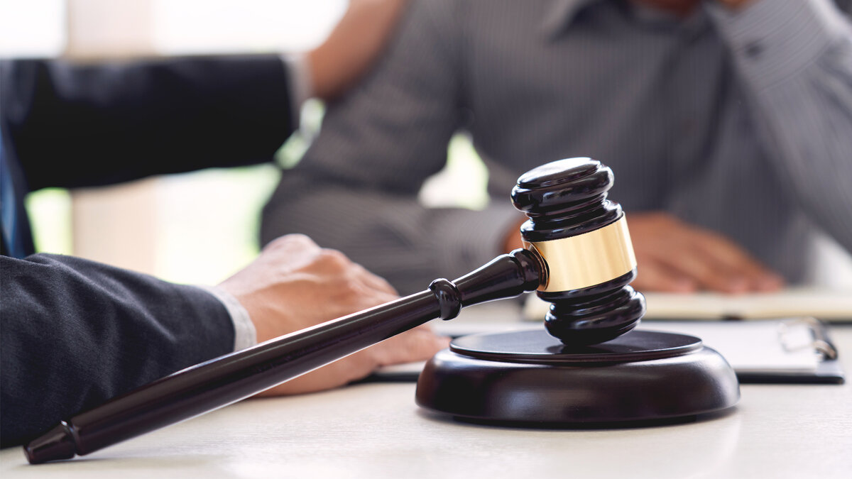 В суде тоже люди работают, а не роботы