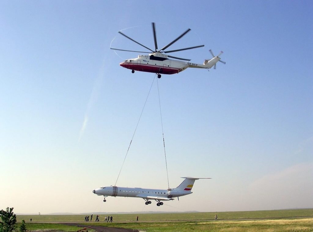   Ми-26 транспортирует самолет