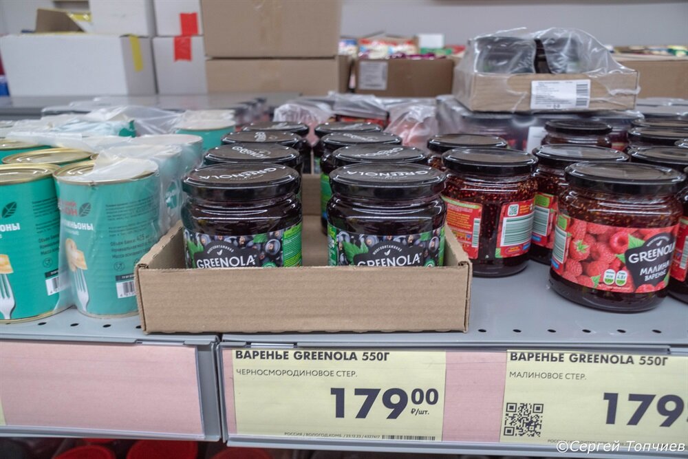 В магазине на самой верхней полке