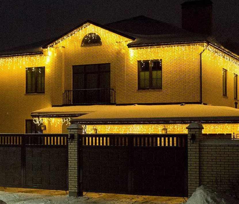 Свет в окнах многоэтажек. Цитаты про пятницу. Свет в окне. Вышла вечером из дома. Свет из окна.