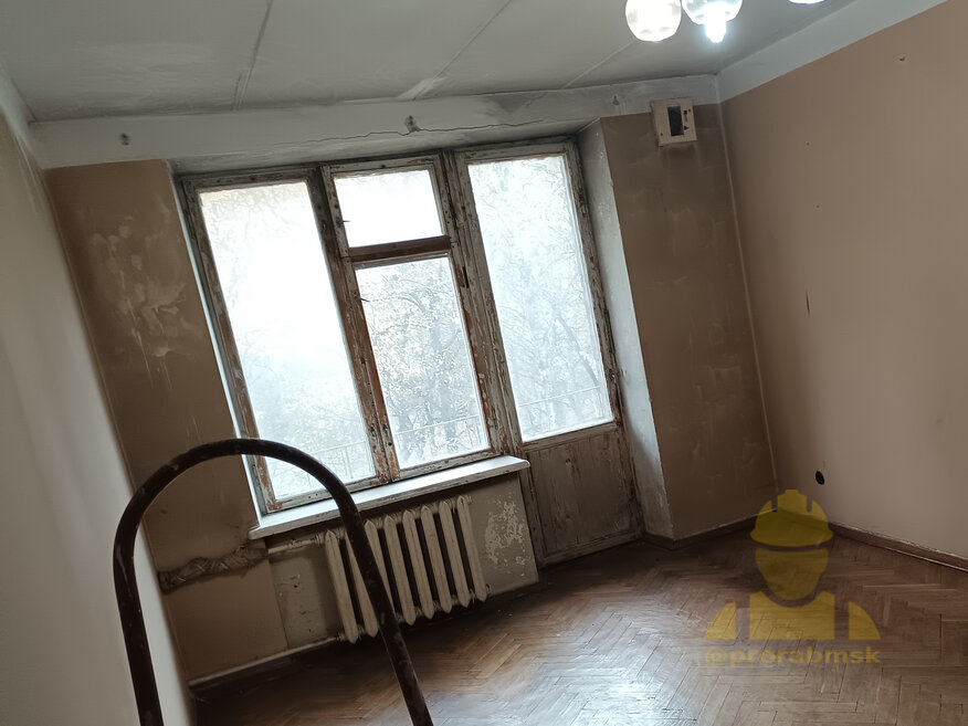 Похоже, что ремонт в этой квартире не делался с момента постройки дома