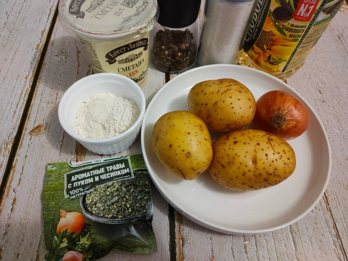 Смесь пряных трав я добавила от себя. В классическом рецепте драников их нет.